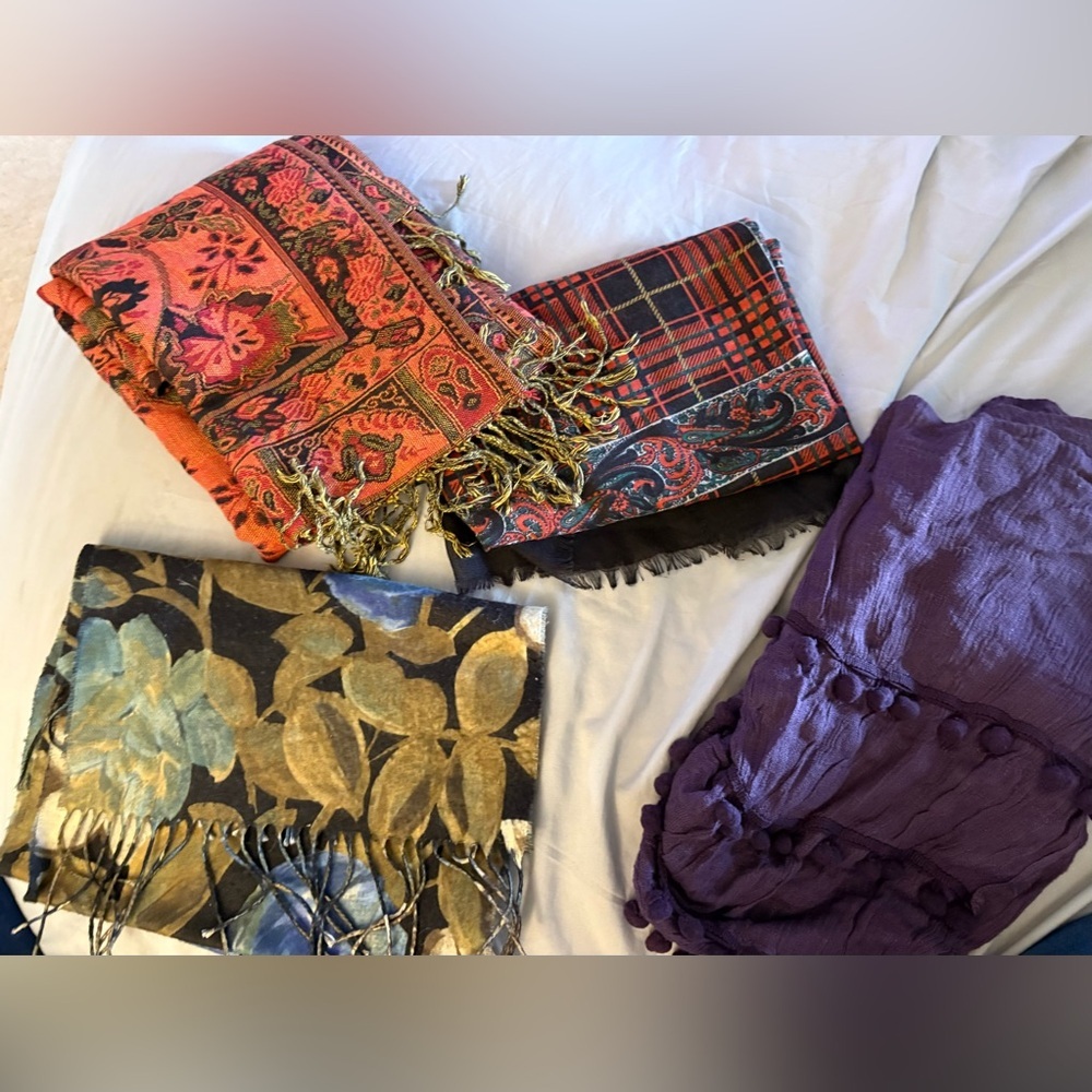 Elegant and classic floral and plaid
4‎ Colorful Patterned Scarves Set